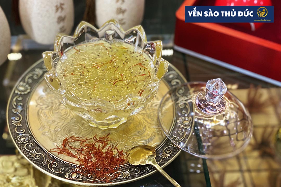 Cách chưng yến với mật ong và saffron xa xỉ