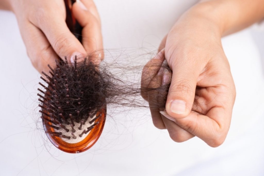nếu bạn đột nhiên nhận thấy rất nhiều tóc trên bàn chải của mình thì đó có thể là dấu hiệu cơ thể bạn đang thiếu sắt.